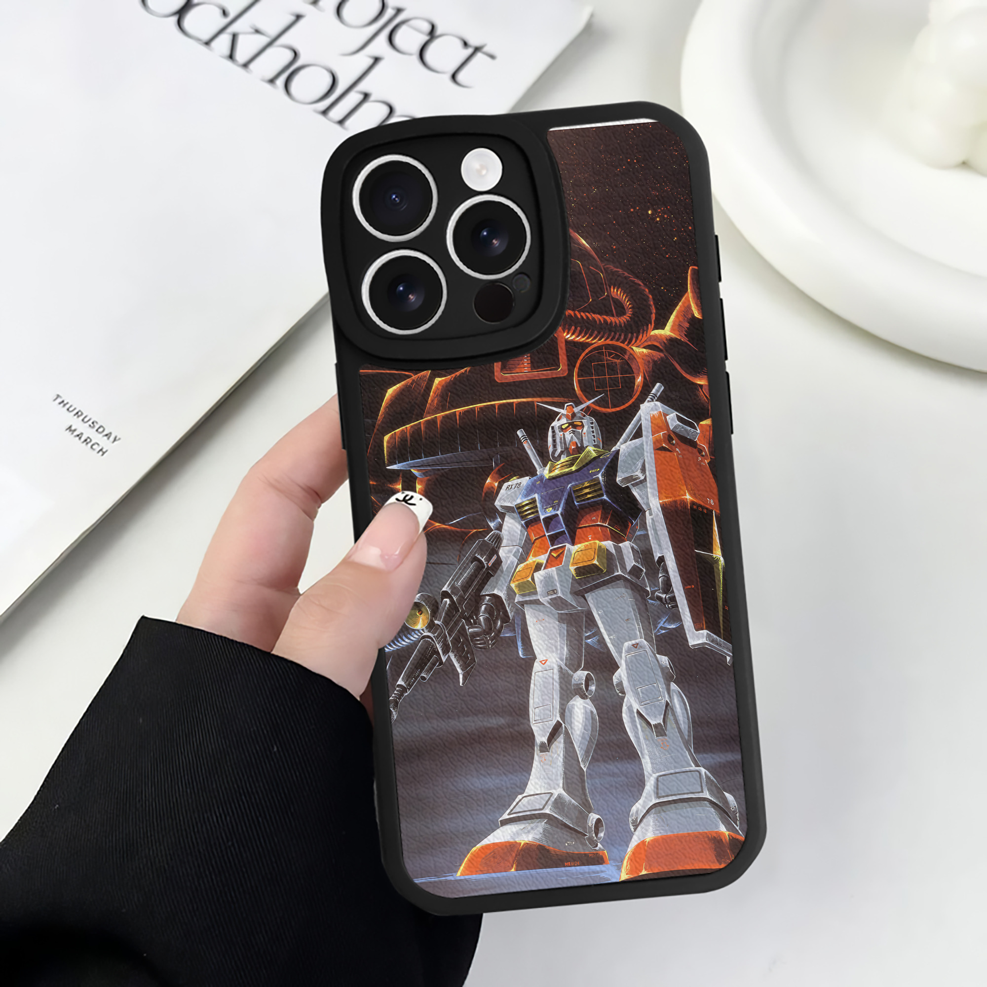 （画像用） 機動戦士ガンダム Mobile Suit Gundam 【iPhone 16シリーズ対応】シリコンスマホケース（レザー調） 材質：シリコン